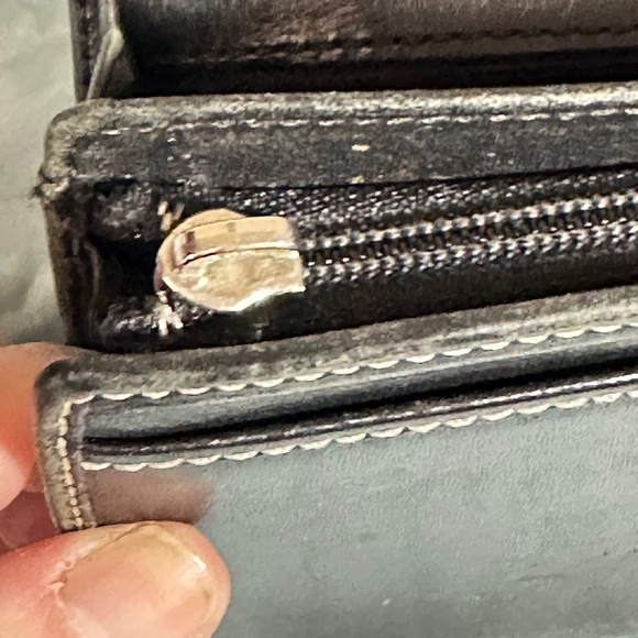 Coach wallet. Black leather. Credit card slots, 3 inside pockets 1 zipper pocket - Picture 11 of 16